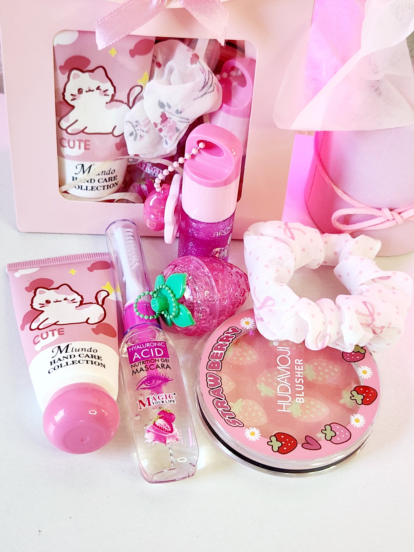 Bolsa de regalo de maquillaje con un bonito diseño de lazo rosa, cuidado de manos, labios y colección de maquillaje.