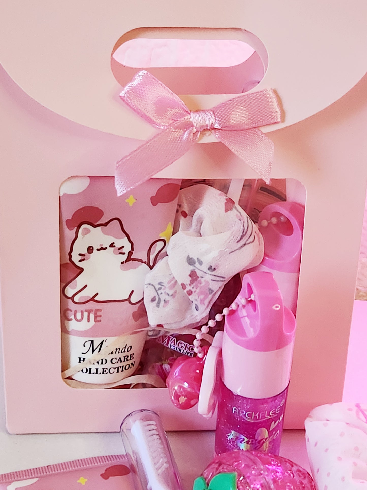 Bolsa de regalo de maquillaje con un bonito diseño de lazo rosa, cuidado de manos, labios y colección de maquillaje.