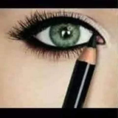 Lapiz de ojo color negro con sacapuntas